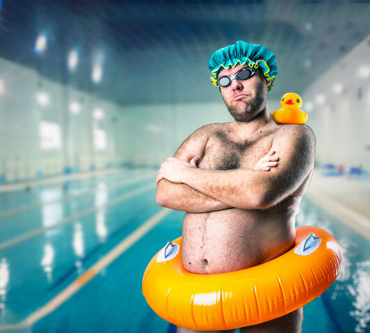 Homme à la piscine avec une bouée