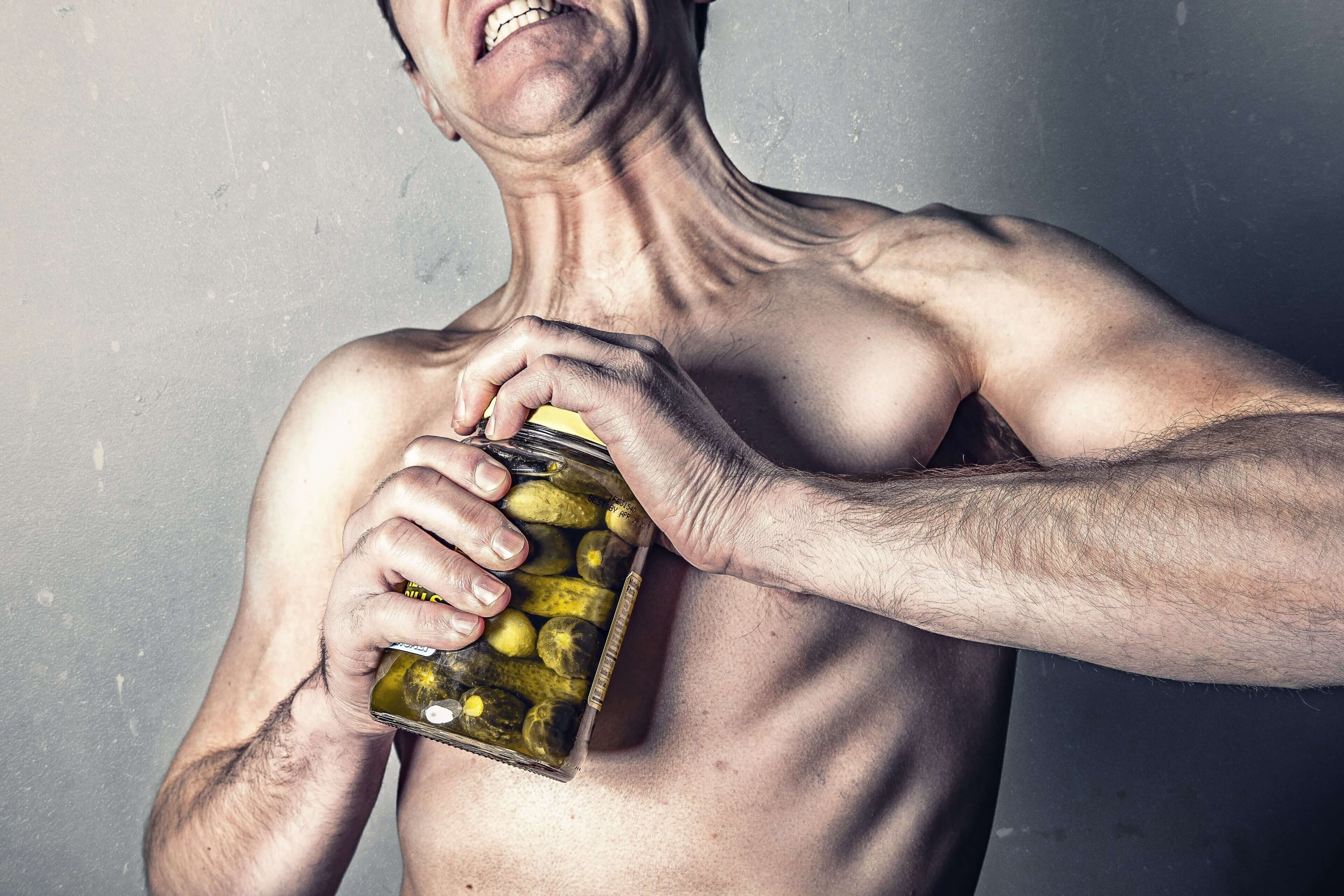 Personne ouvrant un pot de cornichons